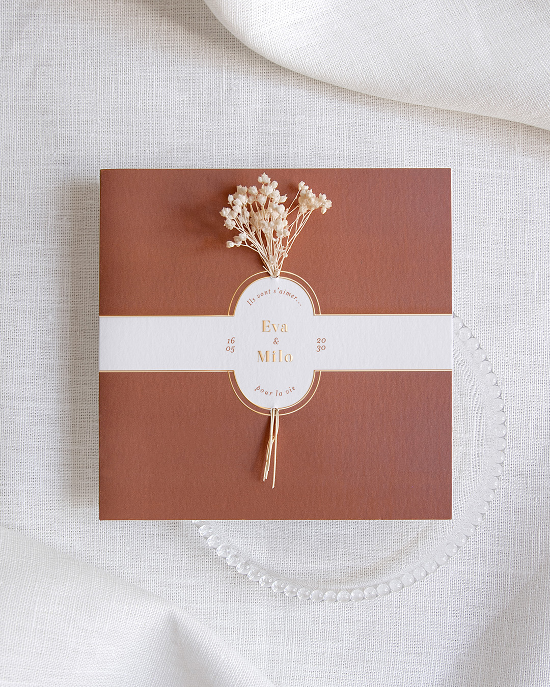 Faire-part de couleur terra cotta pour les mariages intemporels 