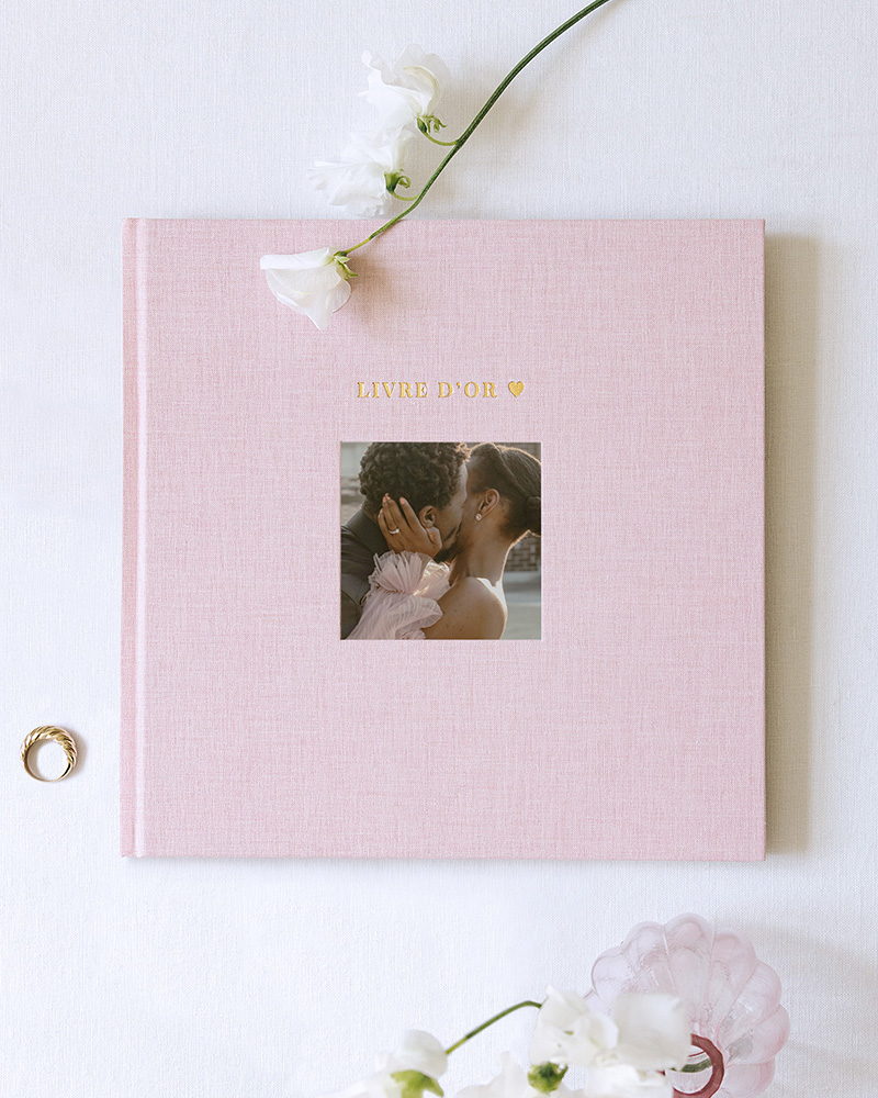 Album de mariage rose avec photo des mariés