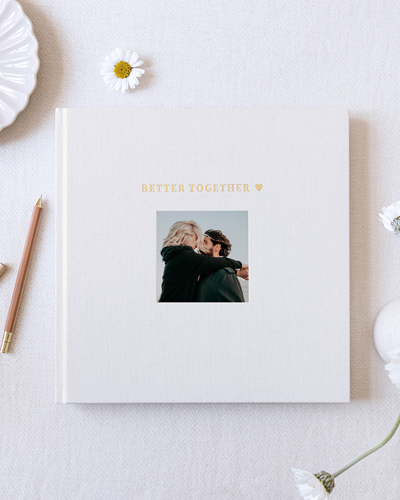 Album de mariage blanc avec photo des mariés