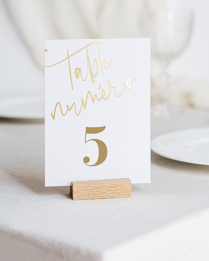 numéro de table blanc et doré pour la réception de mariage