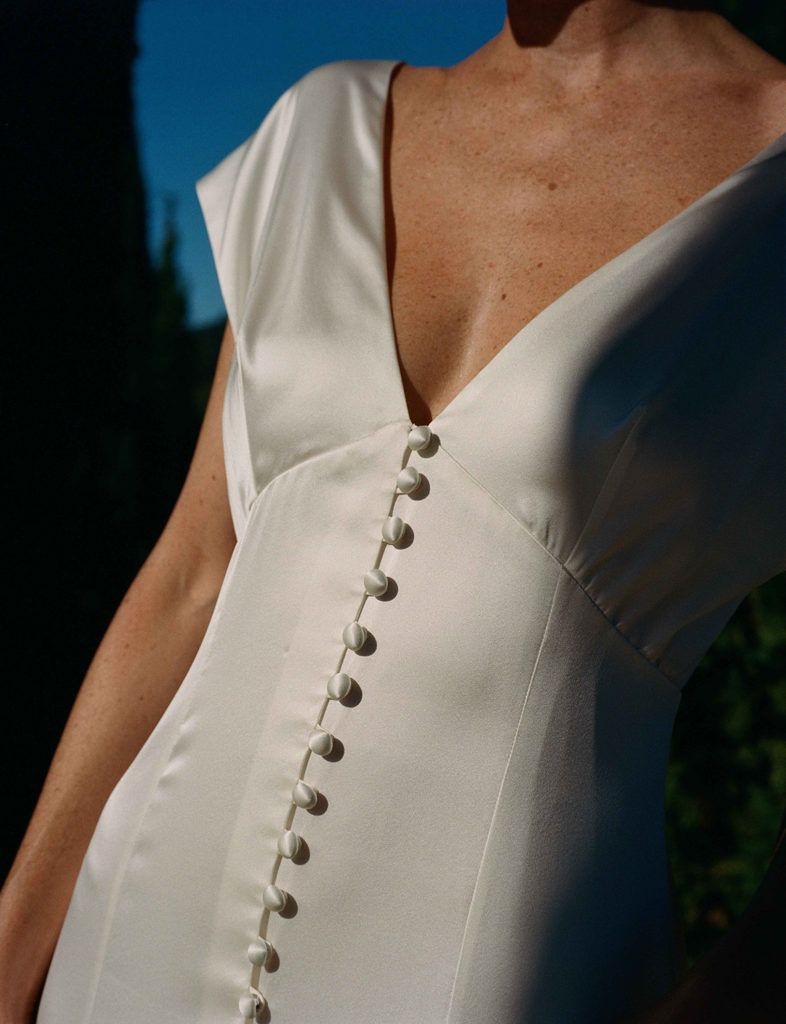 robe de mariée avec bouton devant