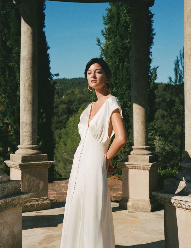 robe de mariée avec bouton devant