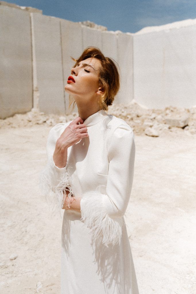 Tenue de mariée d'hiver à plumes Clémentine Iacono