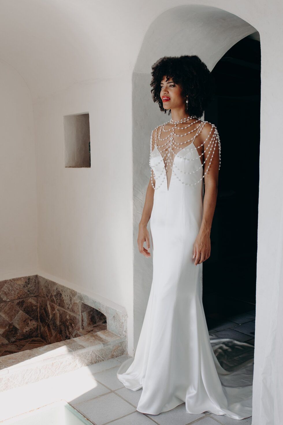 Tenue de mariée en satin avec perles