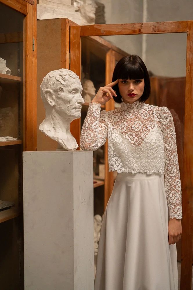 Robe de mariée d'hiver avec par-dessus en dentelle L'amusée Paris