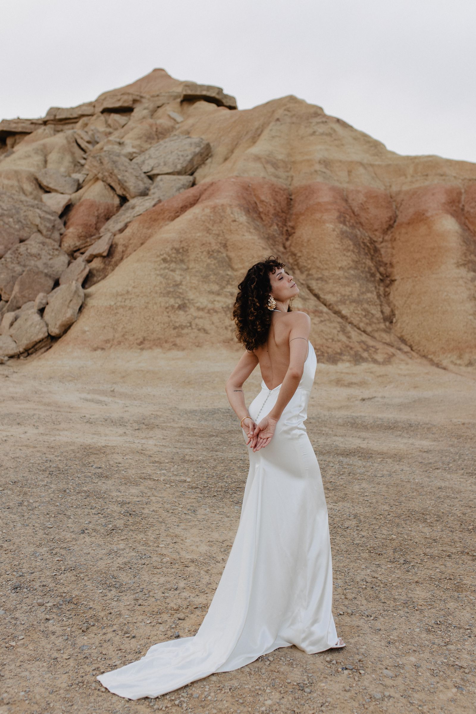 tenue de mariée dos nu en satin