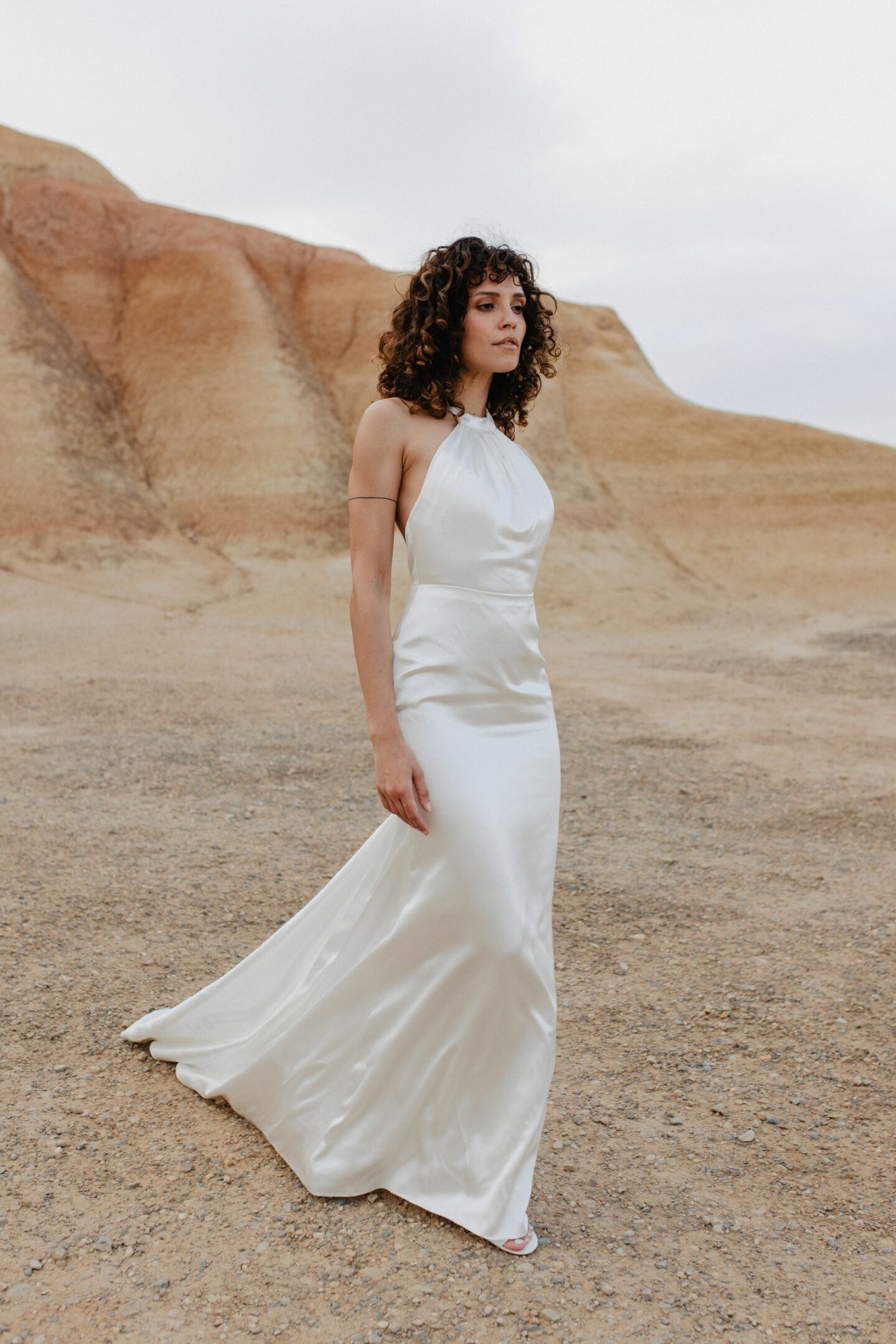 tenue de mariée à encolure américaine