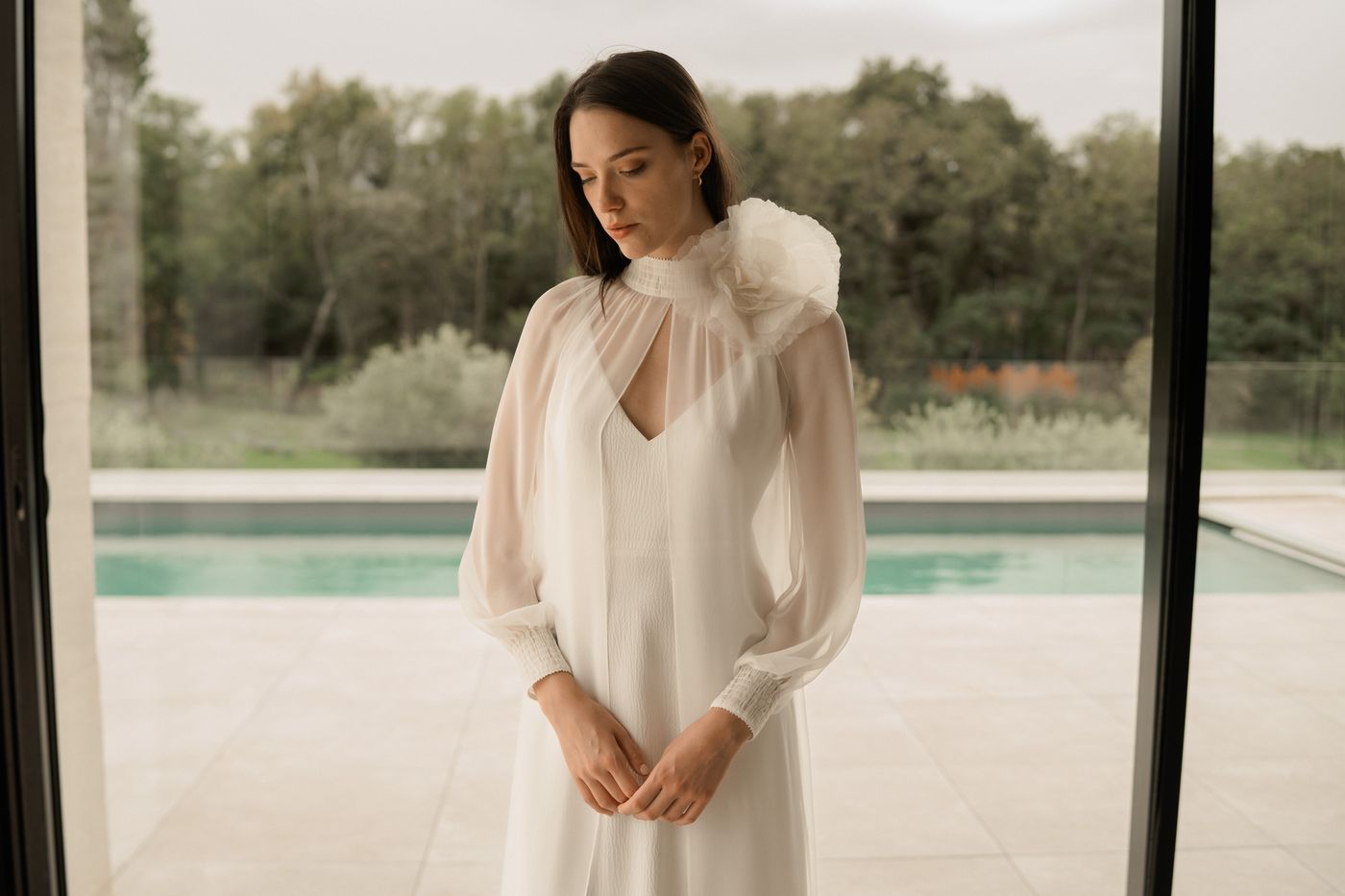 Robe de mariée simple, cape originale avec fleur XXL 