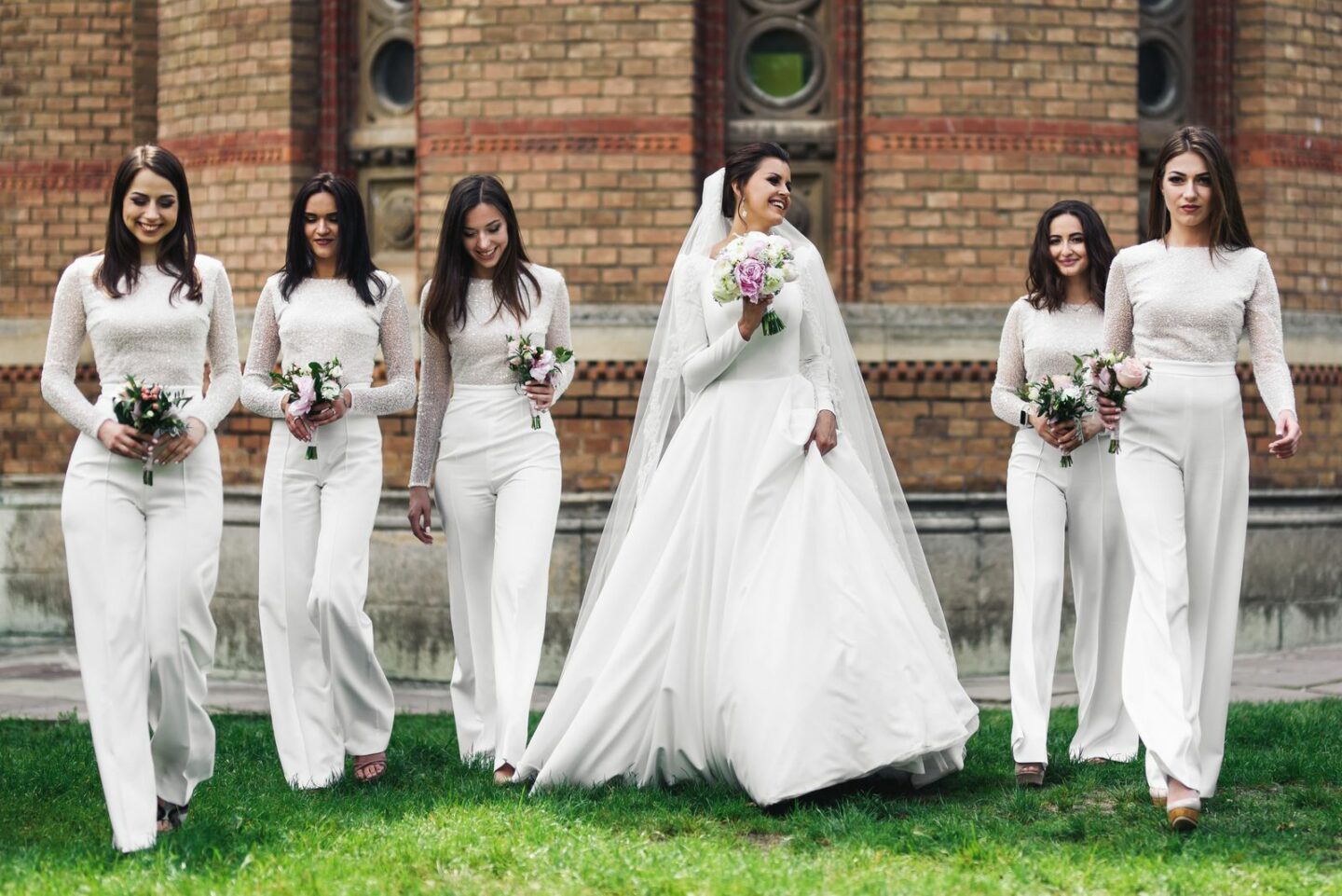 photos de groupe mariage : Mariée et ses demoiselles d'honneur en blanc