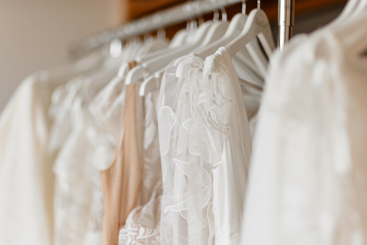 Les essayages de robes de mariée chez Elsa Gary