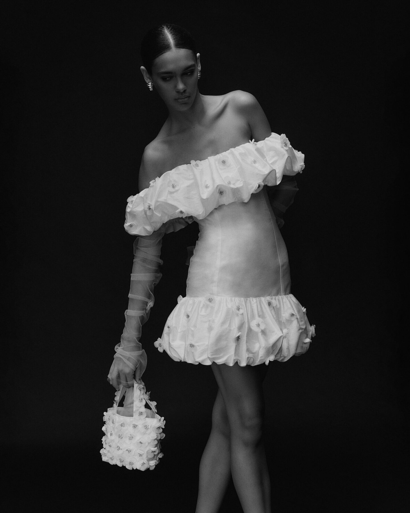 15 robes de mariée courtes pour un mariage en 2025 - Robe bardot glamour avec volume 