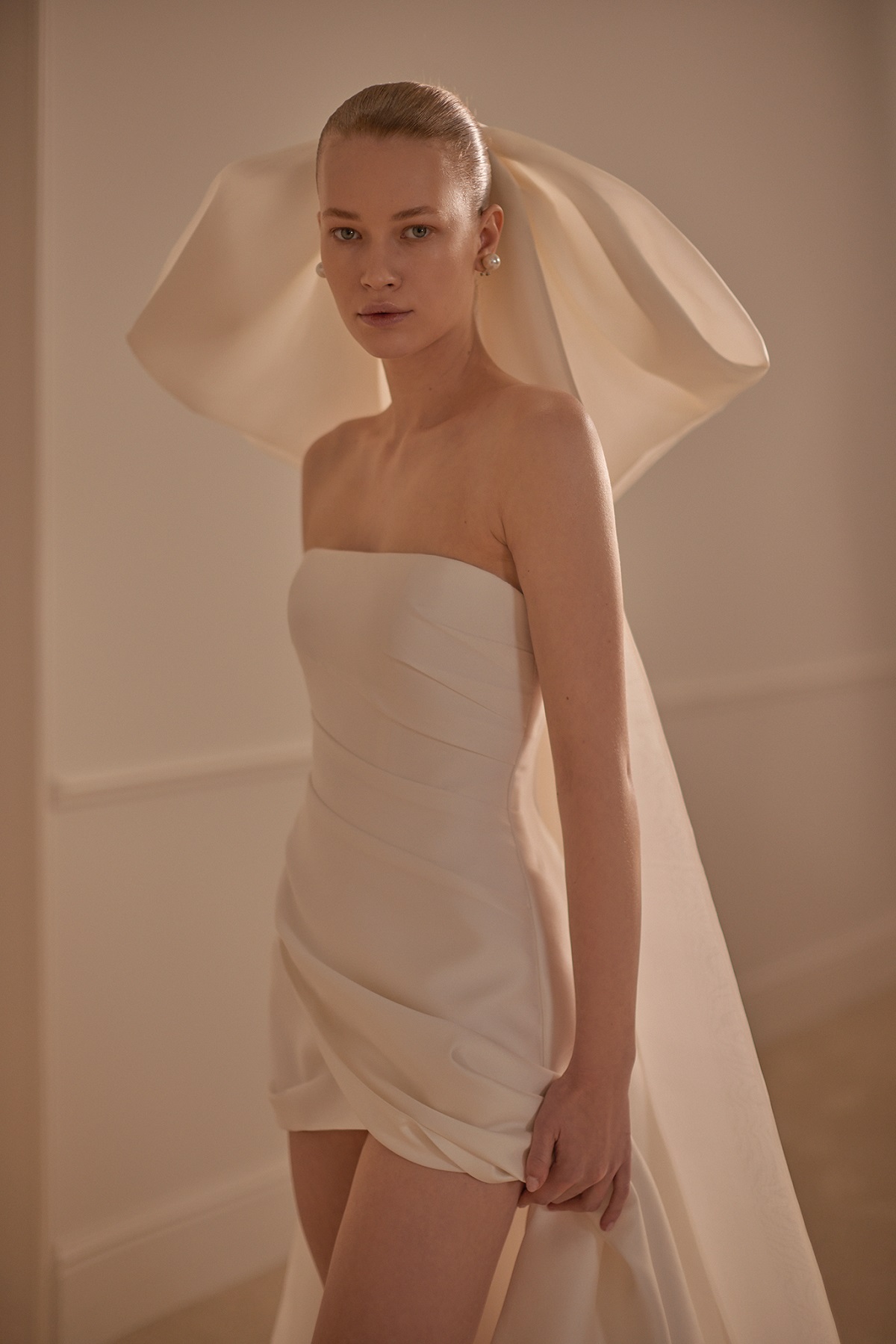 15 robes de mariée courtes pour un mariage en 2025 - Robe de mariée bustier simple et drapée
