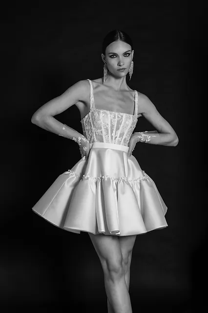Robe de mariée avec haut corset et jupe volumineuse