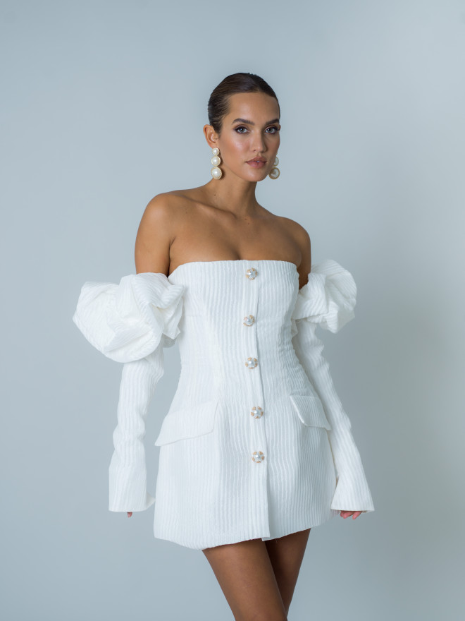 15 robes de mariée courtes pour un mariage en 2025 - Robe rime arodaky bustier avec manches longues et bouffantes