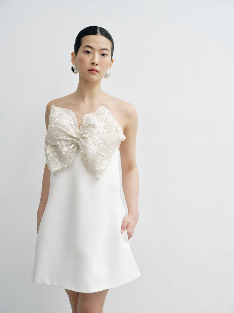 15 robes de mariée courtes pour un mariage en 2025 - Tenue simple avec noeud sur le bustier