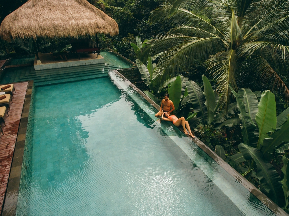 Couple au bord de la piscine