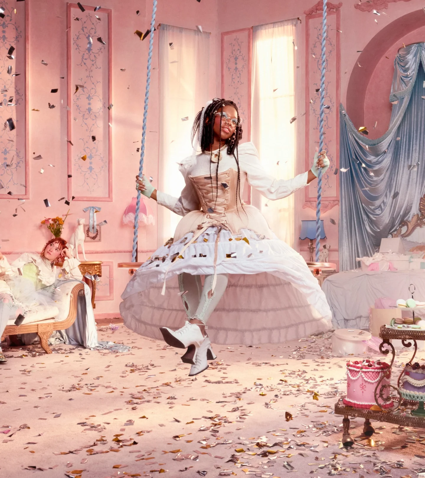 Selon Pinterest, le mariage rococo sera LA tendance 2025 / Femme avec une robe corset sur une balançoire dans une pièce de style baroque
