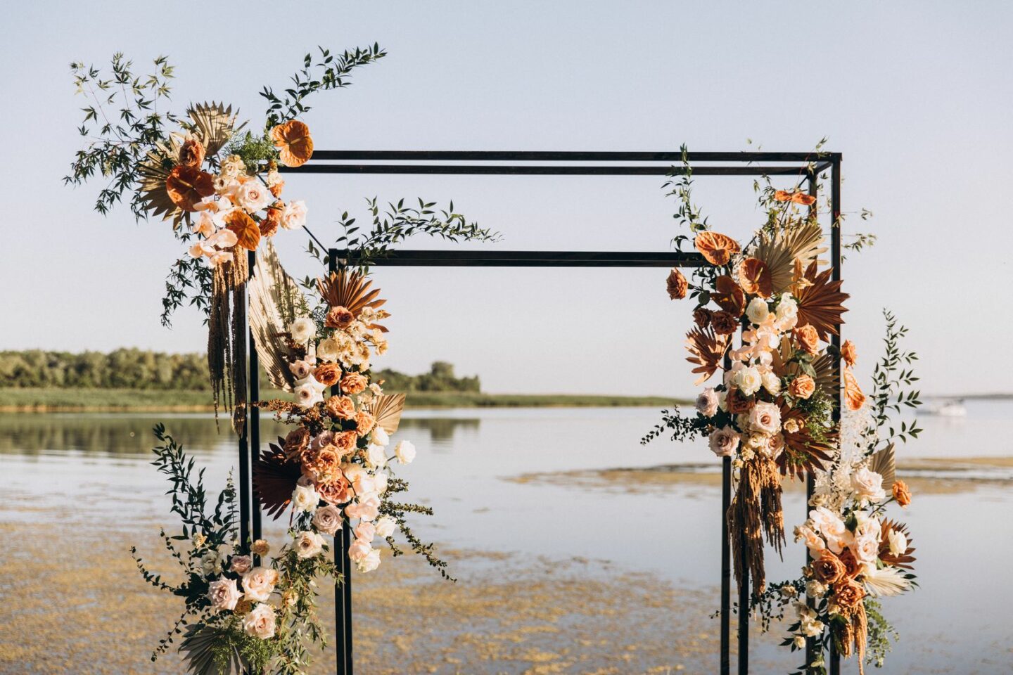 arche de mariage au bord de l'eau