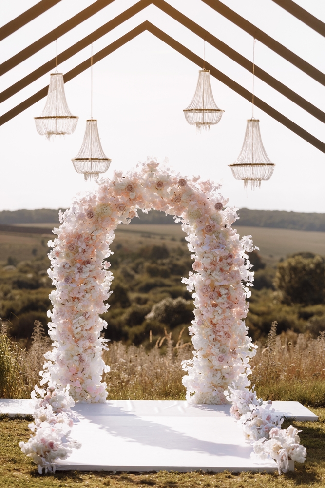 arche de mariage avec des fleurs et des suspensions