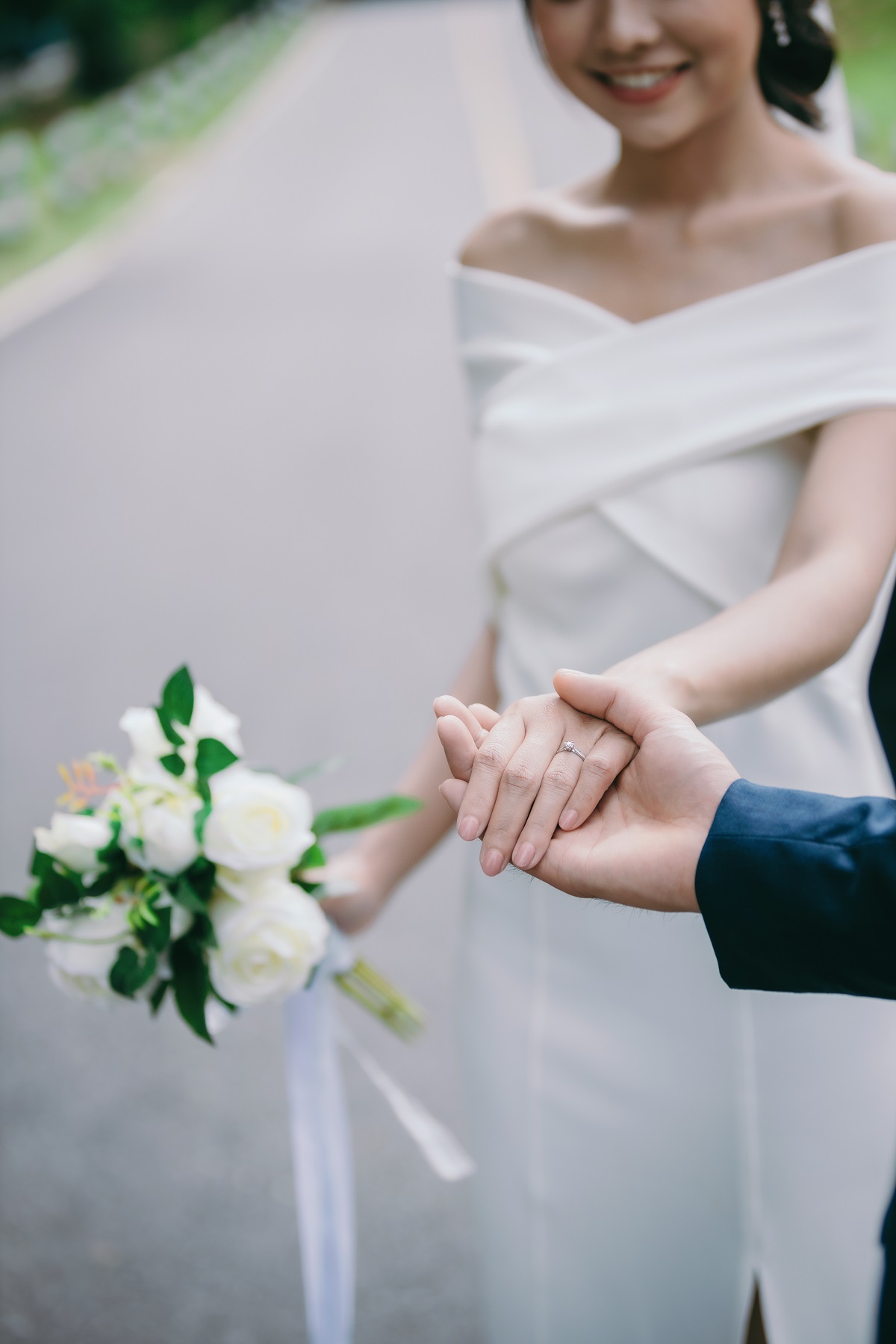couple de mariés qui montrent l'alliance de la mariée avec de beaux ongles