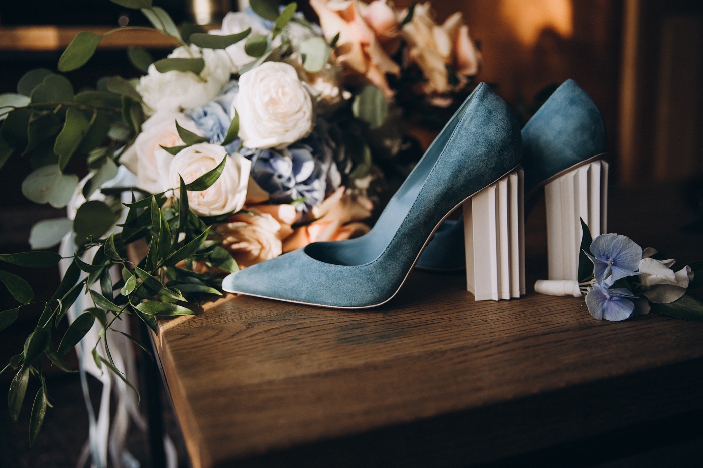 chaussure pour quelque chose de bleu (something blue) de la tradition des 4 éléments de mariage
