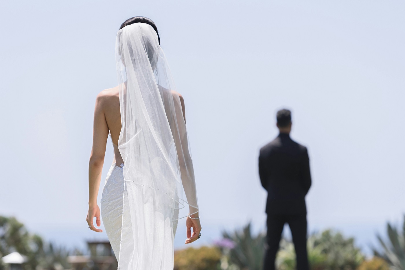 mariée qui marche vers son mari de dos pur le first look de mariage