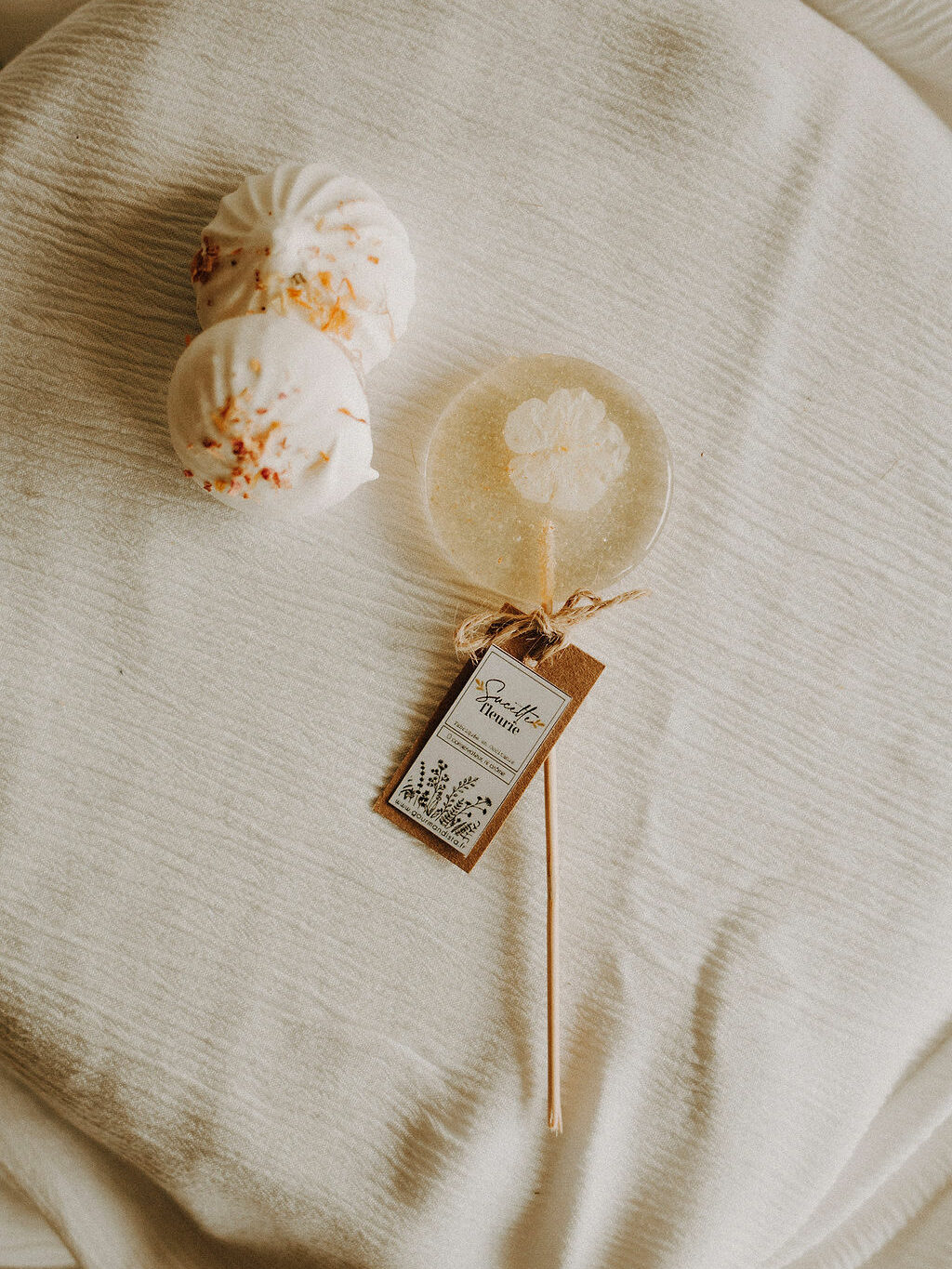 Idées cadeaux invités de mariage : sucettes infusées au fleurs Pomy