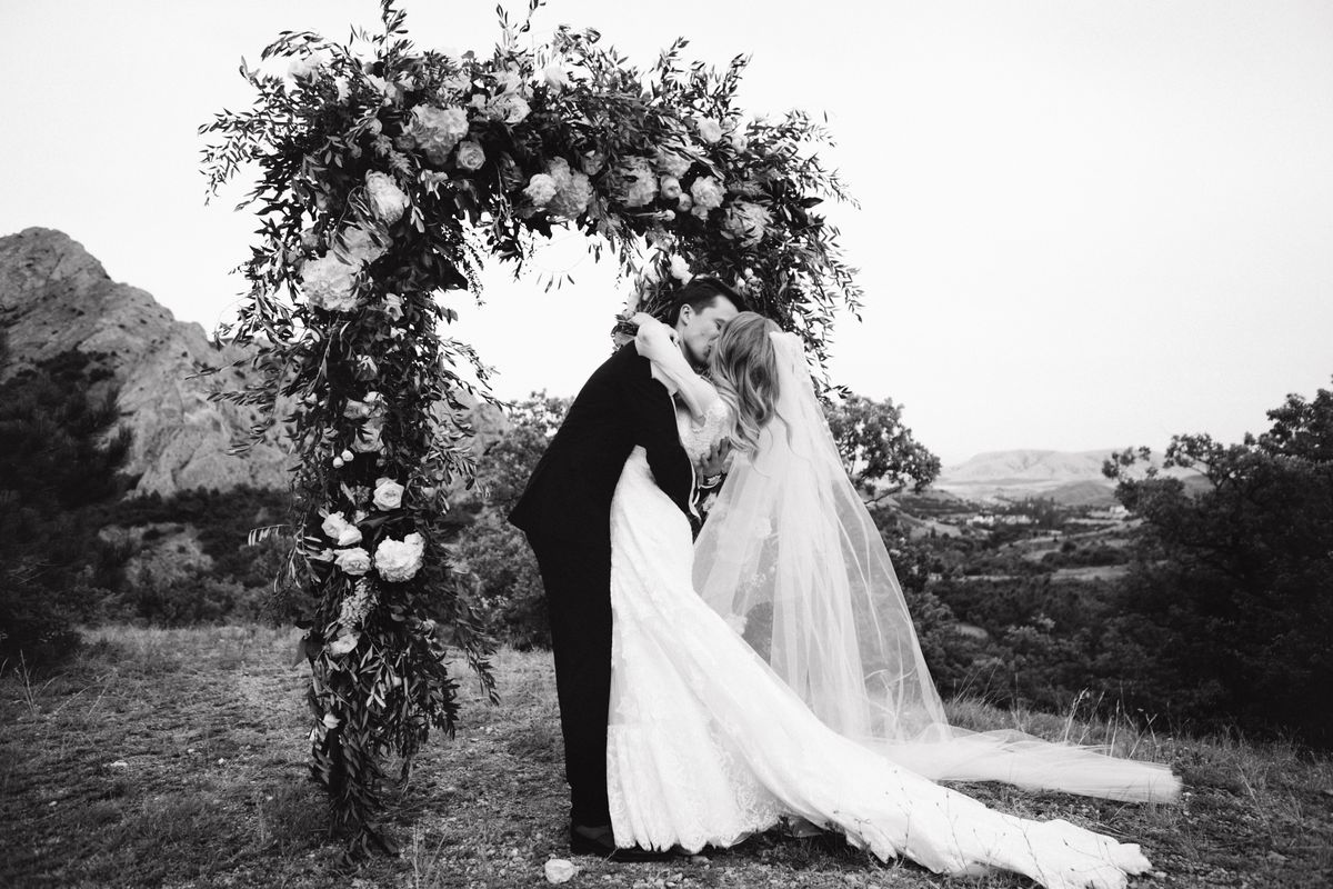 couple sous une arche de cérémonie laïque